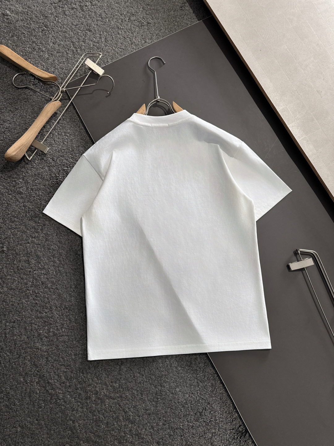 MON 2025SS春夏最新款圆领时尚短袖T恤，官网同步，专柜纯棉面料！贴肤舒适，耐看又好穿，经典简约l