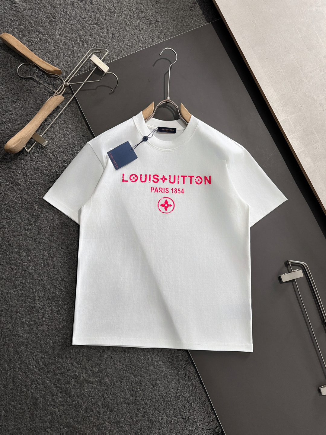 NO:121797,1V 2025SS Spring and Summer latest round neck fashionable short-sleeved T-shirt, synchronized on the official website, and private cotton fabric for the counter!  Comfortable skin, durable and easy to wear, classic simple logo design, original factory craftsmanship, must-have items for handsome men. S-XXXL, T-shirt,tees, t-shirt,alexander wang198609091V 2025SS春夏最新款圆领时尚短袖T恤,官网同步,专柜纯棉面料！贴肤舒适,耐看又好穿,经典简约logo设计,原厂工艺一丝不苟,型男必备单品 码数S-XXXL,,T-shirt,tees，t-shirt,alexander wang,Men's clothing