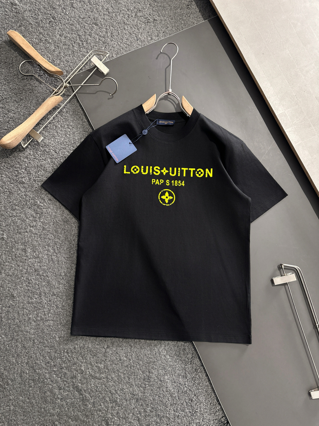 NO:456147,1V 2025SS Spring and Summer latest round neck fashionable short-sleeved T-shirt, synchronized on the official website, and private cotton fabric for the counter!  Comfortable skin, durable and easy to wear, classic simple logo design, original factory craftsmanship, must-have items for handsome men. S-XXXL, T-shirt,tees, t-shirt,alexander wang198609091V 2025SS春夏最新款圆领时尚短袖T恤,官网同步,专柜纯棉面料！贴肤舒适,耐看又好穿,经典简约logo设计,原厂工艺一丝不苟,型男必备单品 码数S-XXXL,,T-shirt,tees，t-shirt,alexander wang,Men's clothing