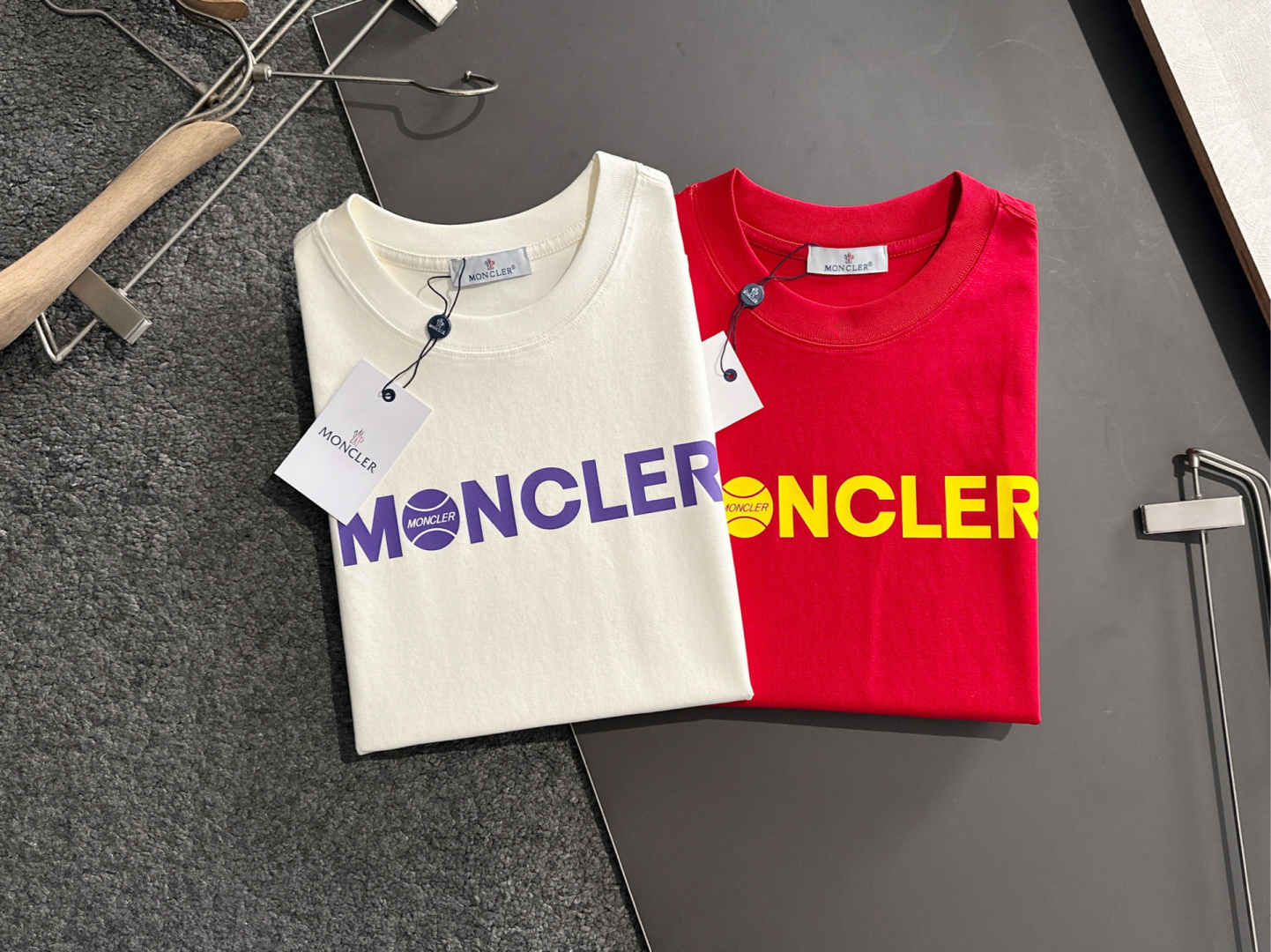  1V  2025SS春夏最新款圆领时尚短袖T恤，官网同步，专柜纯棉面料！贴肤舒适，耐看又好穿，经典简约