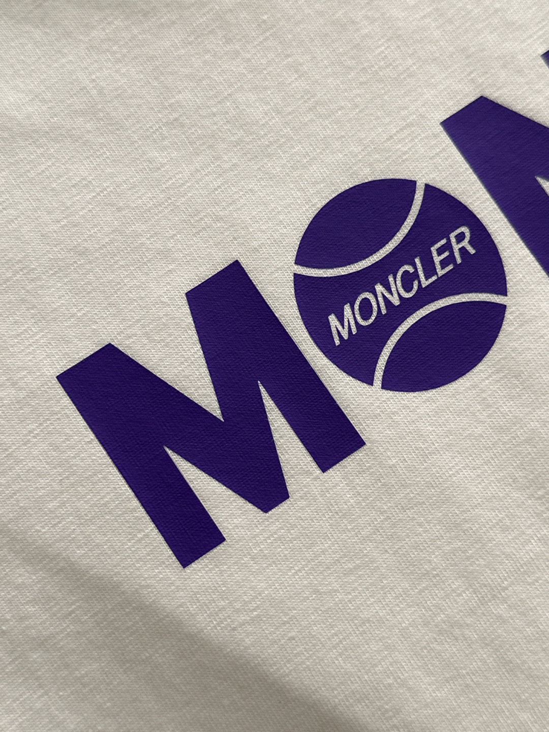  1V  2025SS春夏最新款圆领时尚短袖T恤，官网同步，专柜纯棉面料！贴肤舒适，耐看又好穿，经典简约