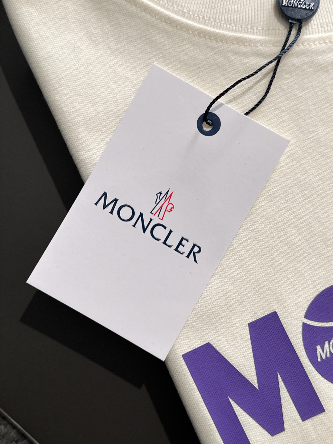  1V  2025SS春夏最新款圆领时尚短袖T恤，官网同步，专柜纯棉面料！贴肤舒适，耐看又好穿，经典简约