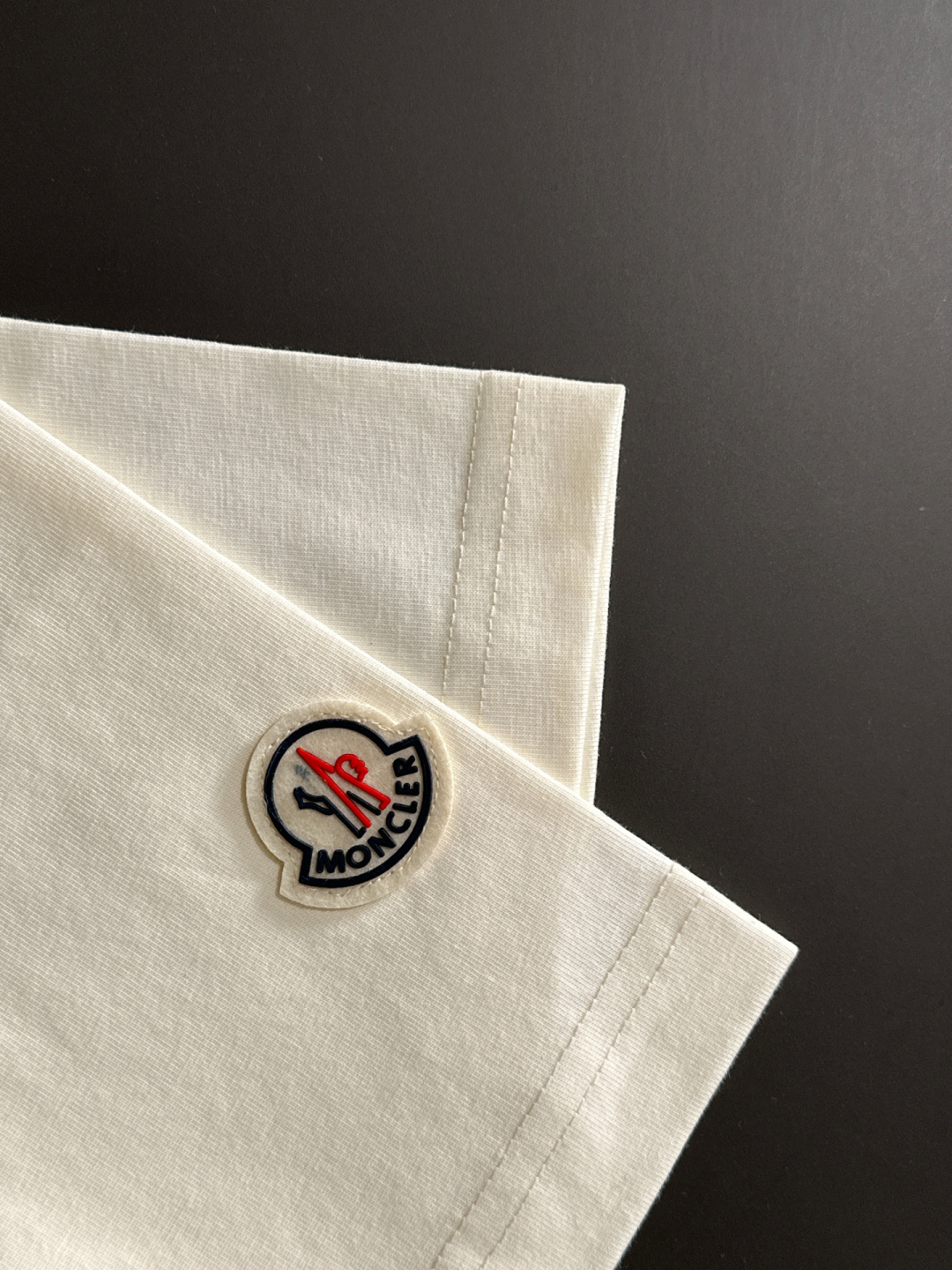  1V  2025SS春夏最新款圆领时尚短袖T恤，官网同步，专柜纯棉面料！贴肤舒适，耐看又好穿，经典简约