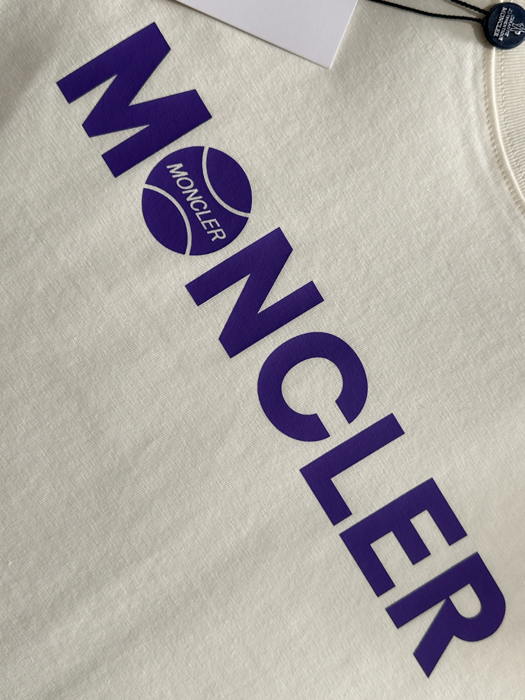  1V  2025SS春夏最新款圆领时尚短袖T恤，官网同步，专柜纯棉面料！贴肤舒适，耐看又好穿，经典简约