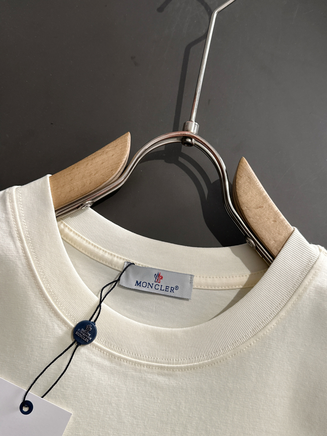  1V  2025SS春夏最新款圆领时尚短袖T恤，官网同步，专柜纯棉面料！贴肤舒适，耐看又好穿，经典简约