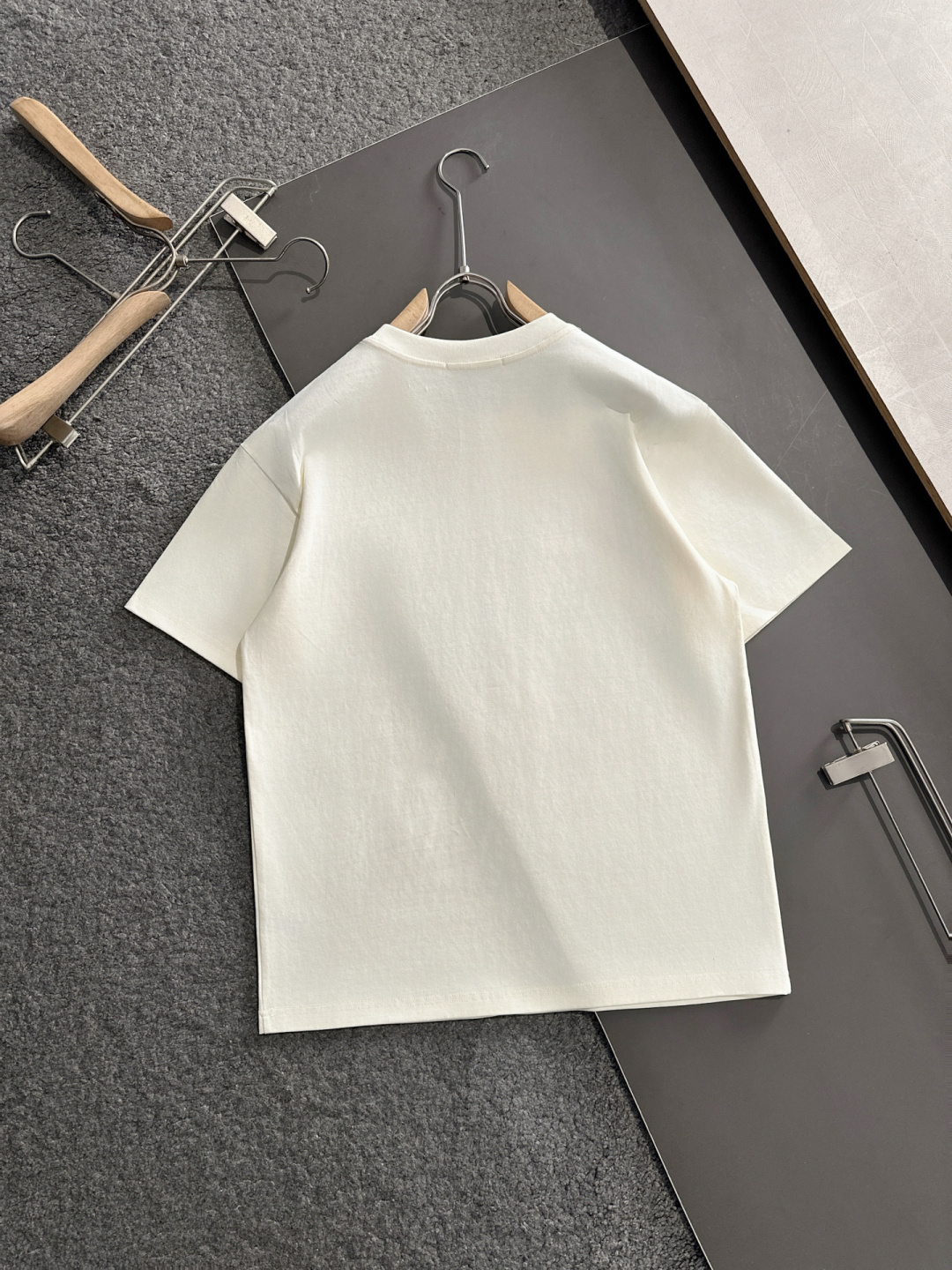  1V  2025SS春夏最新款圆领时尚短袖T恤，官网同步，专柜纯棉面料！贴肤舒适，耐看又好穿，经典简约