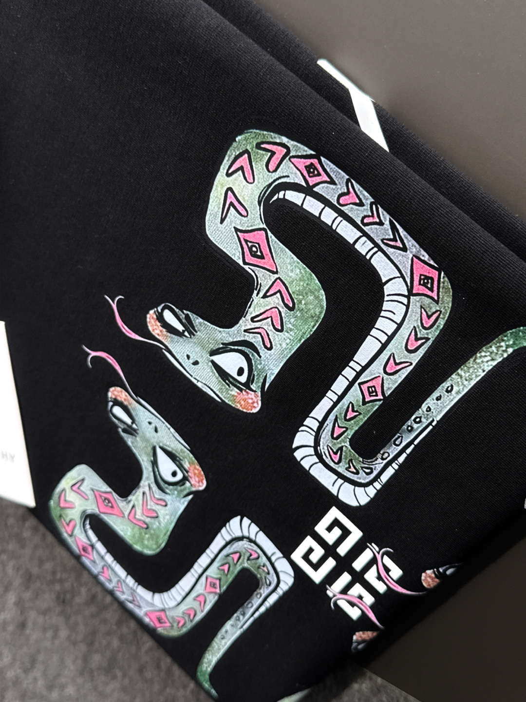  GVC  2025SS春夏最新款圆领时尚短袖T恤，官网同步，专柜纯棉面料！贴肤舒适，耐看又好穿，经典简