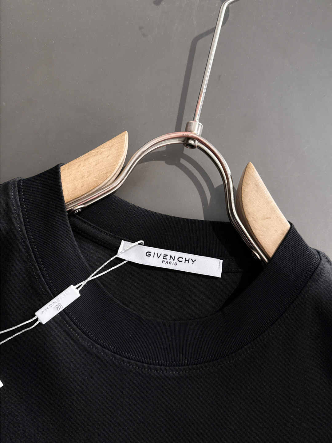  GVC  2025SS春夏最新款圆领时尚短袖T恤，官网同步，专柜纯棉面料！贴肤舒适，耐看又好穿，经典简