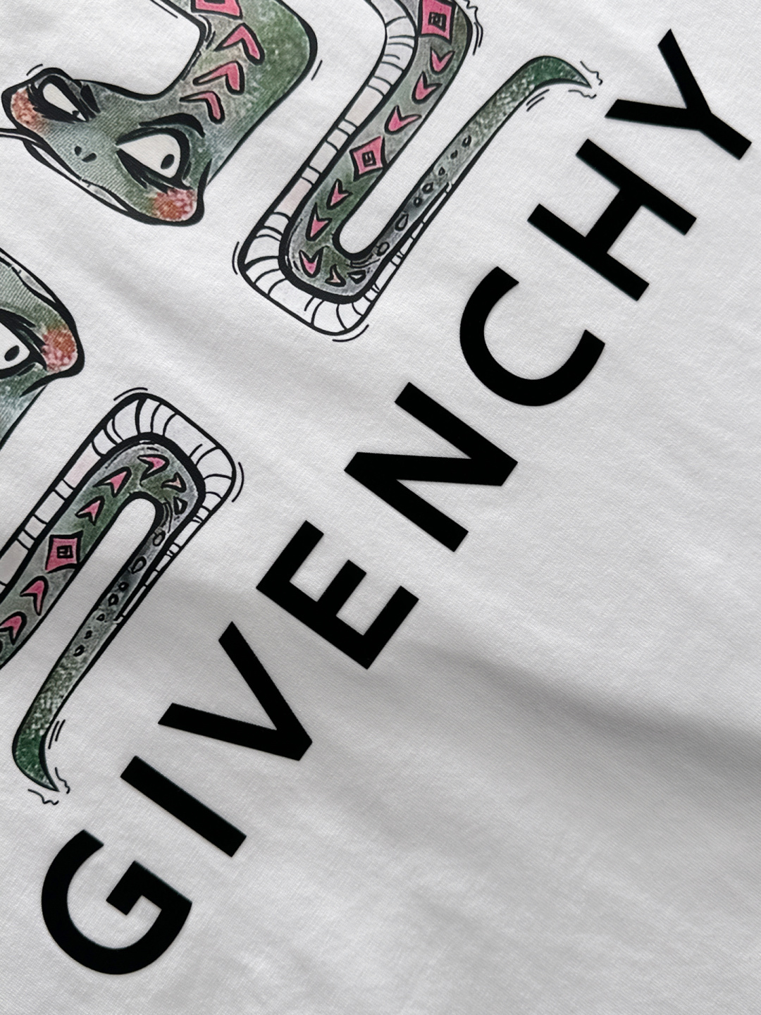  GVC 2025SS春夏最新款圆领时尚短袖T恤，官网同步，专柜纯棉面料！贴肤舒适，耐看又好穿，经典简约