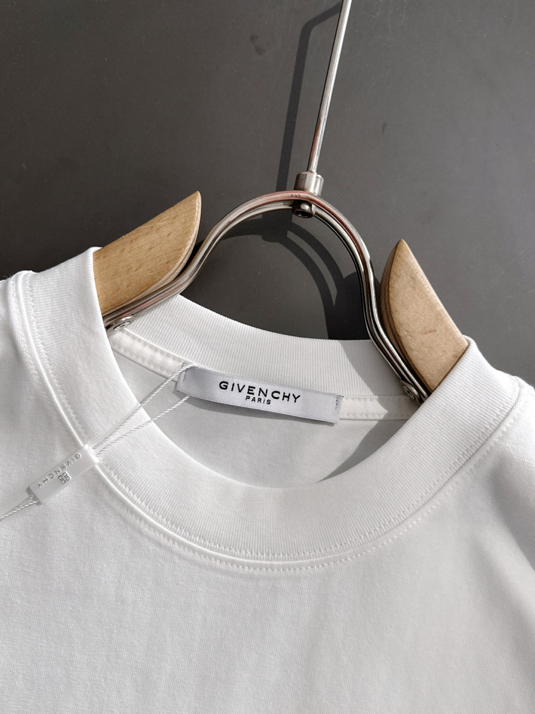  GVC 2025SS春夏最新款圆领时尚短袖T恤，官网同步，专柜纯棉面料！贴肤舒适，耐看又好穿，经典简约