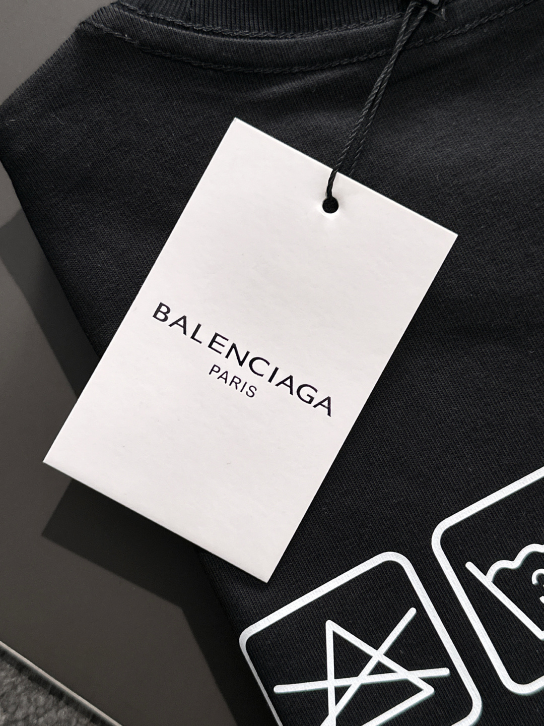  BAL 2025SS春夏最新款圆领时尚短袖T恤，官网同步，专柜纯棉面料！贴肤舒适，耐看又好穿，经典简约