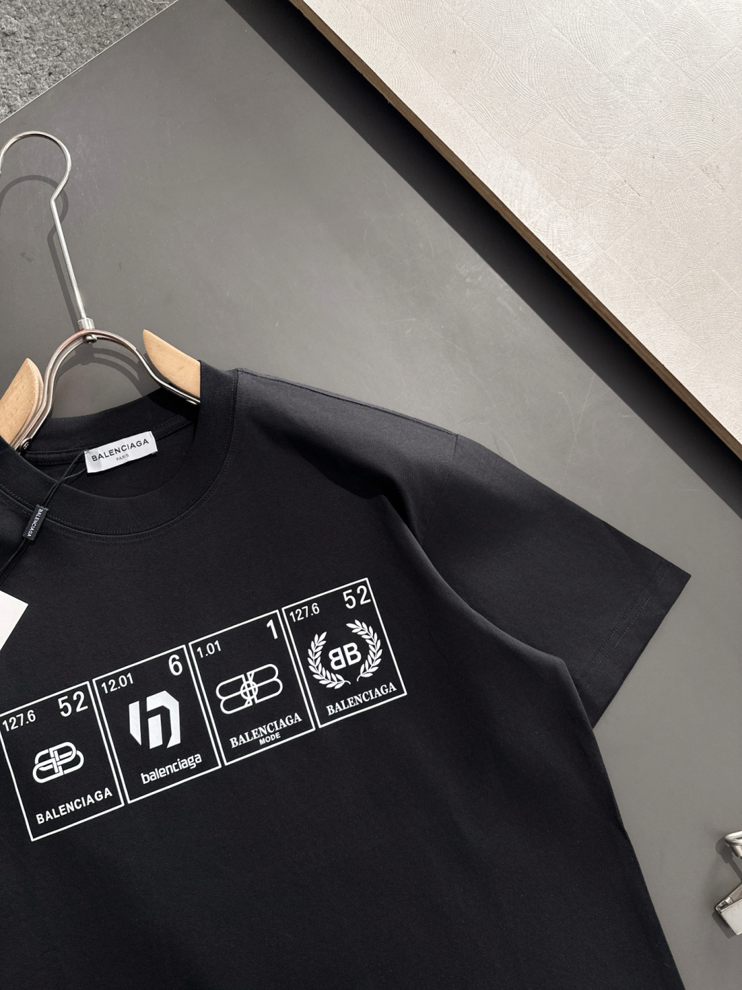  BAL 2025SS春夏最新款圆领时尚短袖T恤，官网同步，专柜纯棉面料！贴肤舒适，耐看又好穿，经典简约