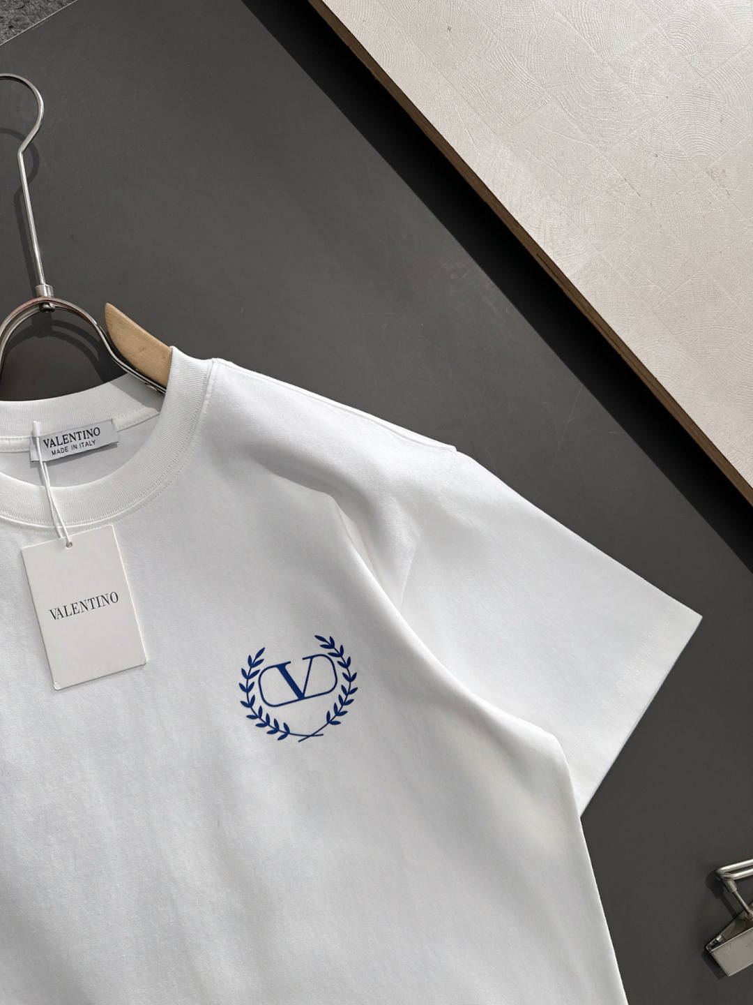 VATN 2025SS春夏最新款圆领时尚短袖T恤，官网同步，专柜纯棉面料！贴肤舒适，耐看又好穿，经典简约