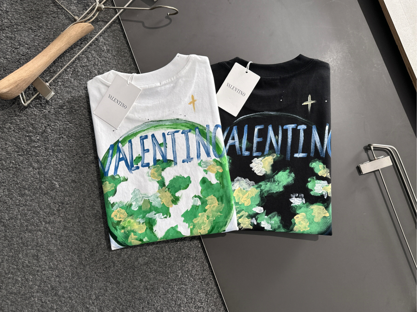 VATN 2025SS春夏最新款圆领时尚短袖T恤，官网同步，专柜纯棉面料！贴肤舒适，耐看又好穿，经典简约