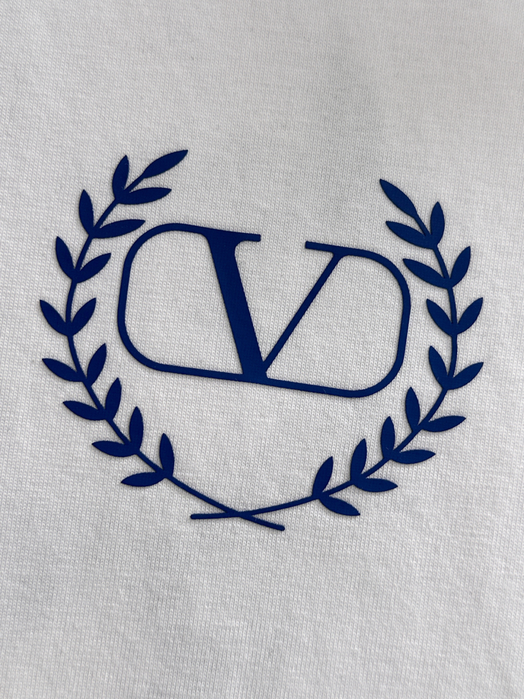 VATN 2025SS春夏最新款圆领时尚短袖T恤，官网同步，专柜纯棉面料！贴肤舒适，耐看又好穿，经典简约