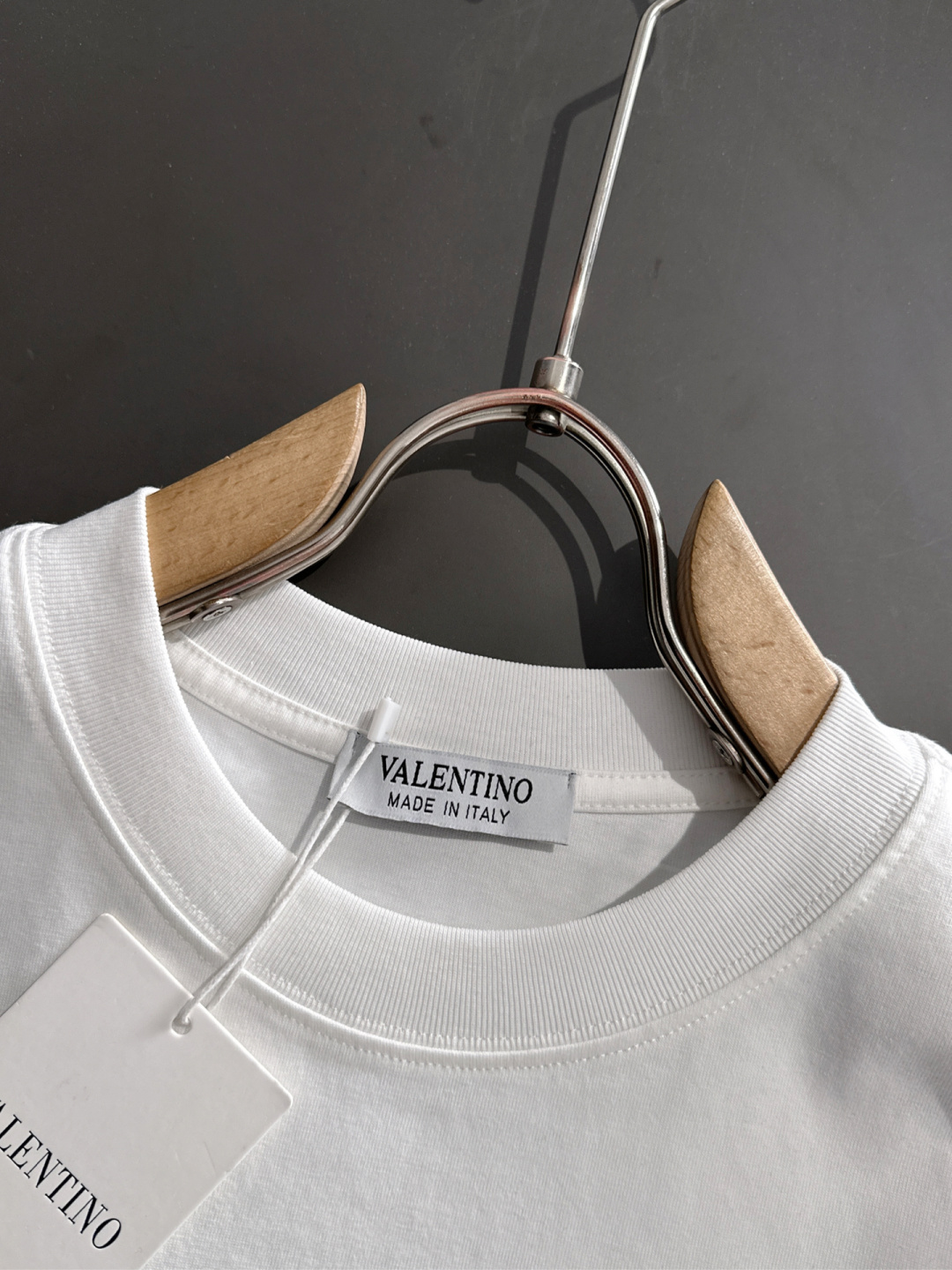 VATN 2025SS春夏最新款圆领时尚短袖T恤，官网同步，专柜纯棉面料！贴肤舒适，耐看又好穿，经典简约