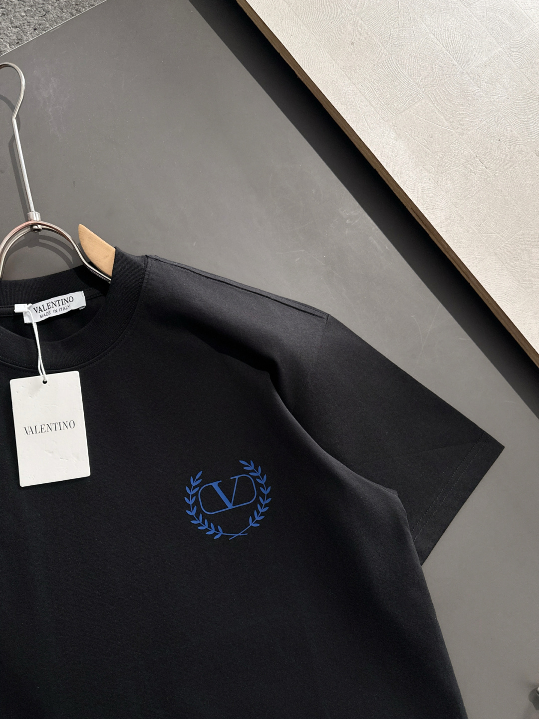 VATN 2025SS春夏最新款圆领时尚短袖T恤，官网同步，专柜纯棉面料！贴肤舒适，耐看又好穿，经典简约