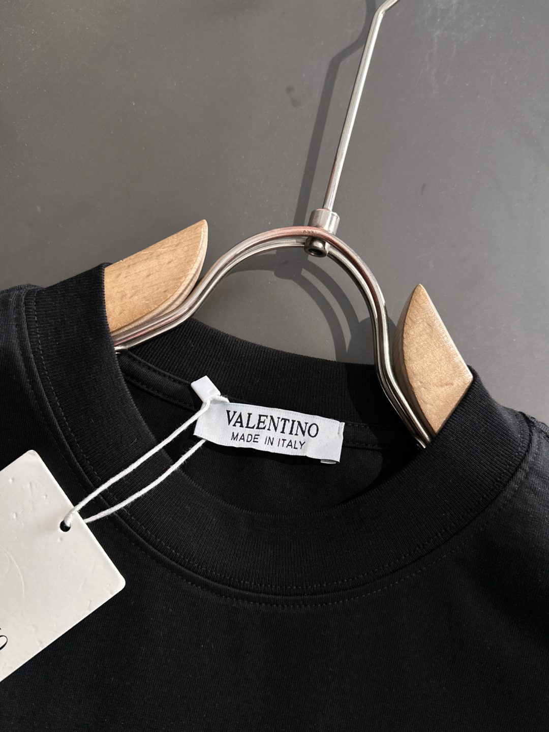 VATN 2025SS春夏最新款圆领时尚短袖T恤，官网同步，专柜纯棉面料！贴肤舒适，耐看又好穿，经典简约