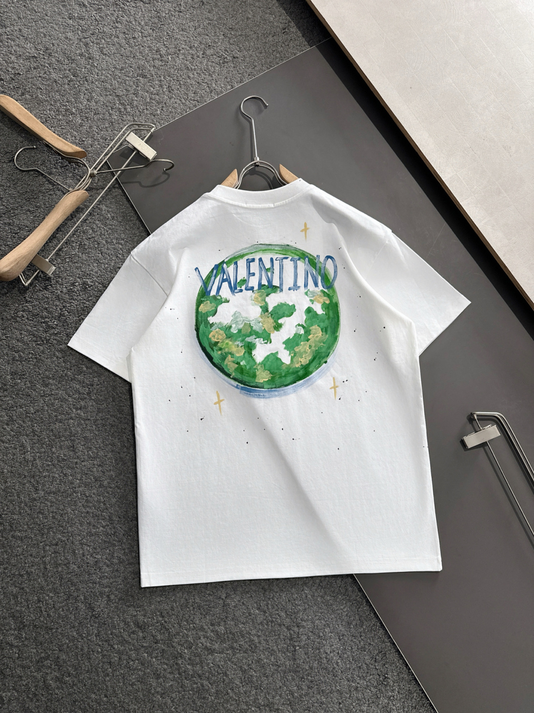 VATN 2025SS春夏最新款圆领时尚短袖T恤，官网同步，专柜纯棉面料！贴肤舒适，耐看又好穿，经典简约