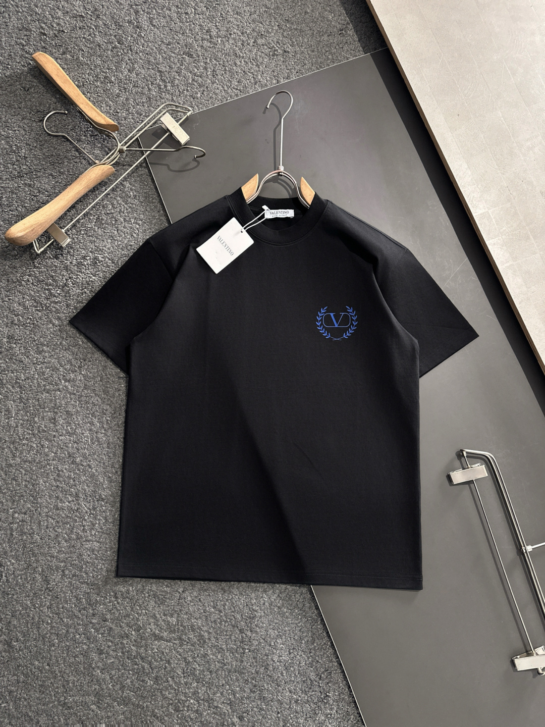 VATN 2025SS春夏最新款圆领时尚短袖T恤，官网同步，专柜纯棉面料！贴肤舒适，耐看又好穿，经典简约