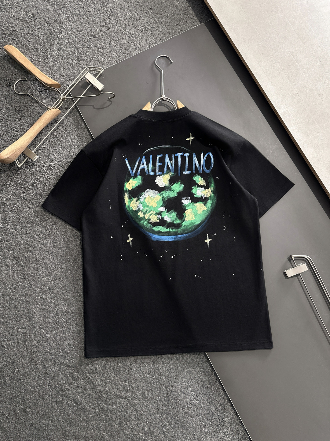 VATN 2025SS春夏最新款圆领时尚短袖T恤，官网同步，专柜纯棉面料！贴肤舒适，耐看又好穿，经典简约