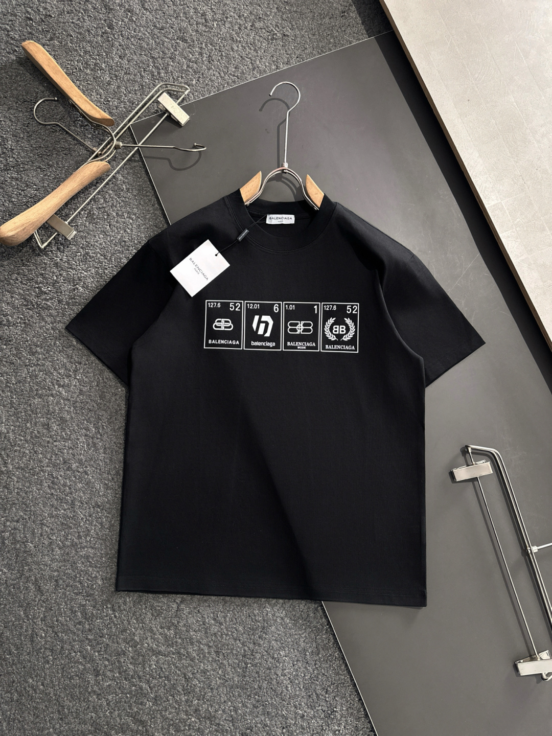  BAL 2025SS春夏最新款圆领时尚短袖T恤，官网同步，专柜纯棉面料！贴肤舒适，耐看又好穿，经典简约