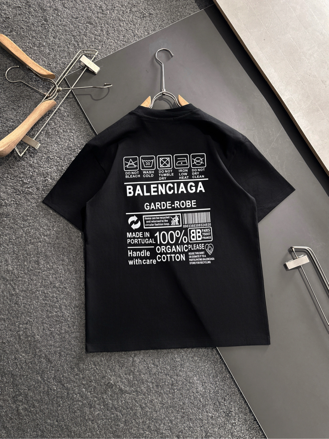  BAL 2025SS春夏最新款圆领时尚短袖T恤，官网同步，专柜纯棉面料！贴肤舒适，耐看又好穿，经典简约