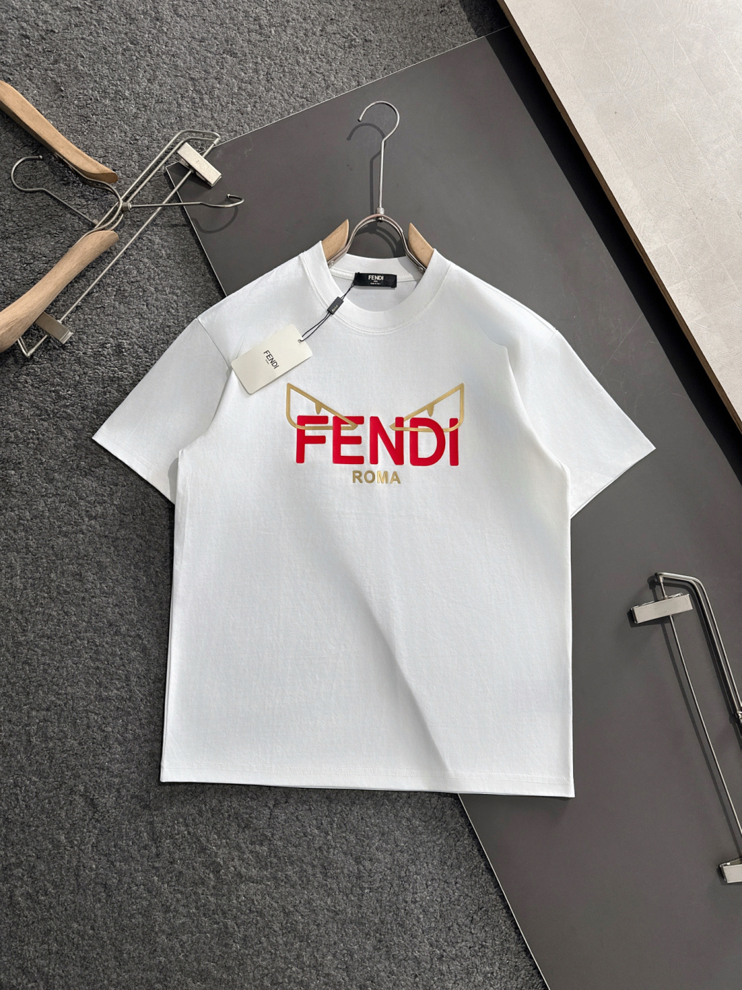 NO:121807,FD 2025SS Spring and Summer latest round neck fashionable short-sleeved T-shirt, synchronized on the official website, and private cotton fabric for the counter!  Comfortable skin, durable and easy to wear, classic simple logo design, original factory craftsmanship, must-have items for handsome men. S-XXXL, T-shirt,tees, t-shirt,alexander wang19860909FD 2025SS春夏最新款圆领时尚短袖T恤,官网同步,专柜纯棉面料！贴肤舒适,耐看又好穿,经典简约logo设计,原厂工艺一丝不苟,型男必备单品 码数S-XXXL,,T-shirt,tees，t-shirt,alexander wang,Men's clothing