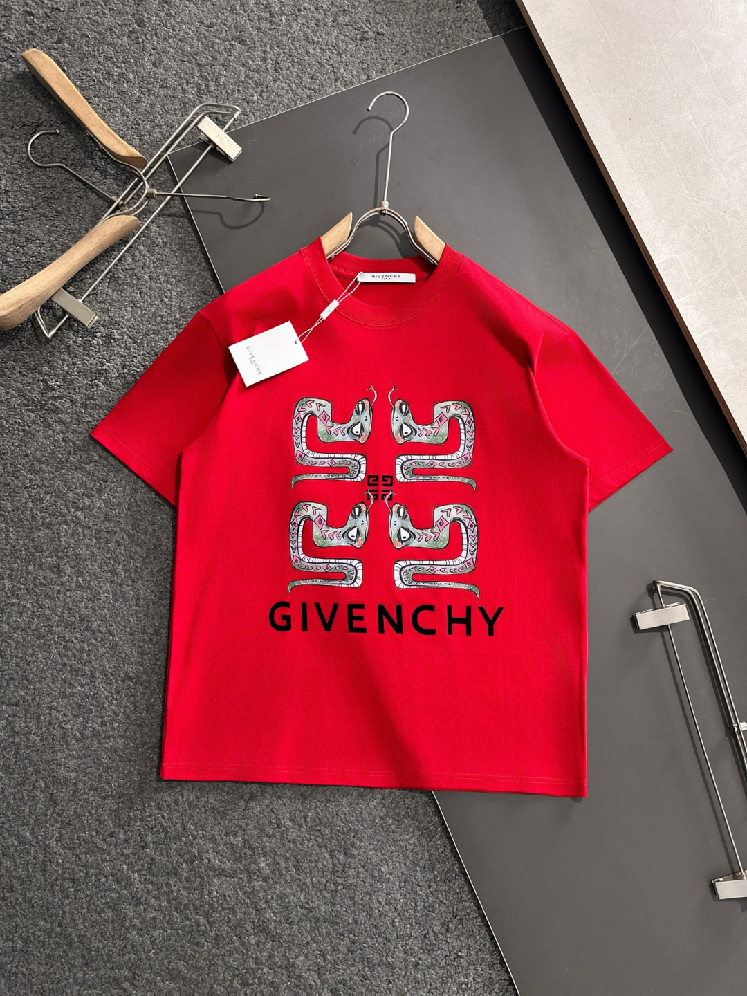 NO:121811,GVC 2025SS spring and summer latest round neck fashionable short-sleeved T-shirt, synchronized on the official website, and private cotton fabric for the counter!  Comfortable skin, durable and easy to wear, classic simple logo design, original factory craftsmanship, must-have items for handsome men. S-XXXL, T-shirt,tees, t-shirt,alexander wang19860909GVC 2025SS春夏最新款圆领时尚短袖T恤,官网同步,专柜纯棉面料！贴肤舒适,耐看又好穿,经典简约logo设计,原厂工艺一丝不苟,型男必备单品 码数S-XXXL,,T-shirt,tees，t-shirt,alexander wang,Men's clothing