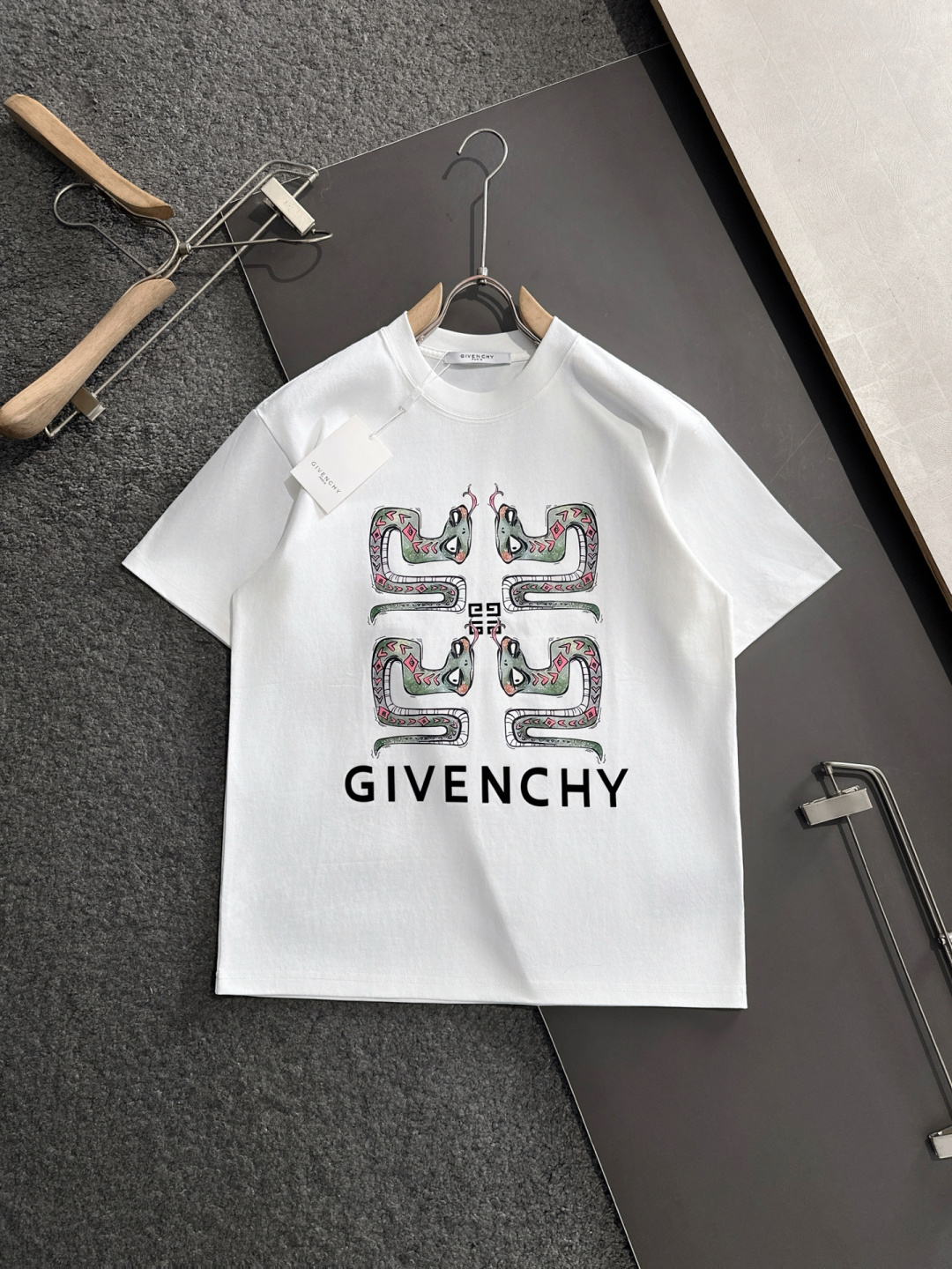 NO:121813,GVC 2025SS spring and summer latest round neck fashionable short-sleeved T-shirt, synchronized on the official website, and private cotton fabric for the counter!  Comfortable skin, durable and easy to wear, classic simple logo design, original factory craftsmanship, must-have items for handsome men. S-XXXL, T-shirt,tees, t-shirt,alexander wang19860909GVC 2025SS春夏最新款圆领时尚短袖T恤,官网同步,专柜纯棉面料！贴肤舒适,耐看又好穿,经典简约logo设计,原厂工艺一丝不苟,型男必备单品 码数S-XXXL,,T-shirt,tees，t-shirt,alexander wang,Men's clothing