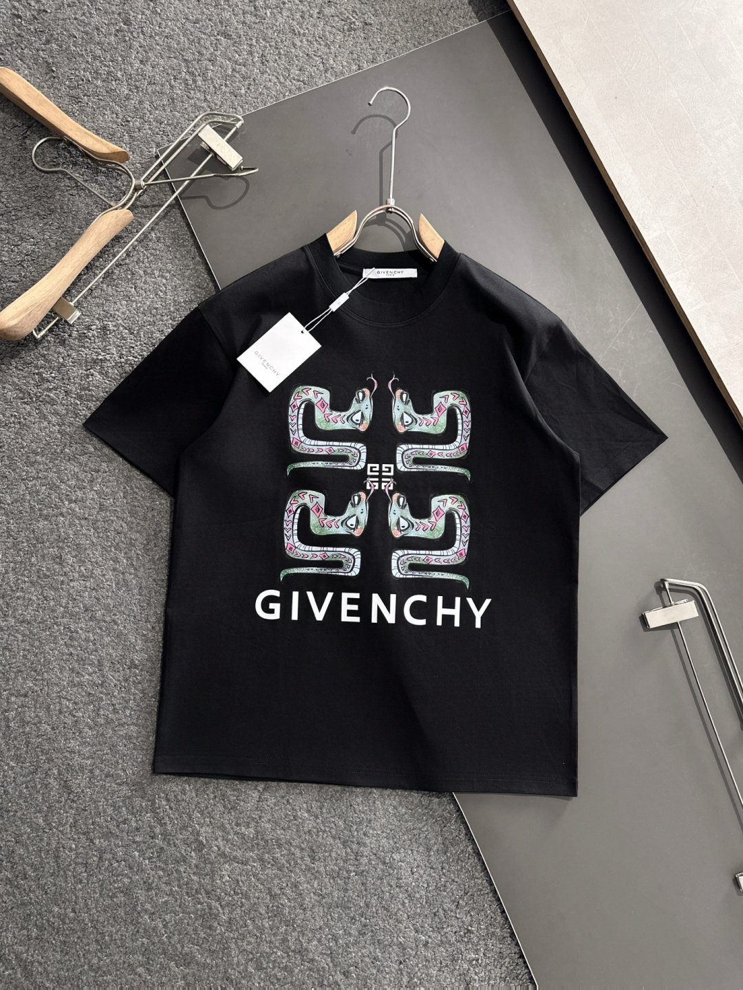 NO:121809,GVC 2025SS spring and summer latest round neck fashionable short-sleeved T-shirt, synchronized on the official website, and private cotton fabric for the counter!  Comfortable skin, durable and easy to wear, classic simple logo design, original factory craftsmanship, must-have items for handsome men. S-XXXL, T-shirt,tees, t-shirt,alexander wang19860909GVC 2025SS春夏最新款圆领时尚短袖T恤,官网同步,专柜纯棉面料！贴肤舒适,耐看又好穿,经典简约logo设计,原厂工艺一丝不苟,型男必备单品 码数S-XXXL,,T-shirt,tees，t-shirt,alexander wang,Men's clothing