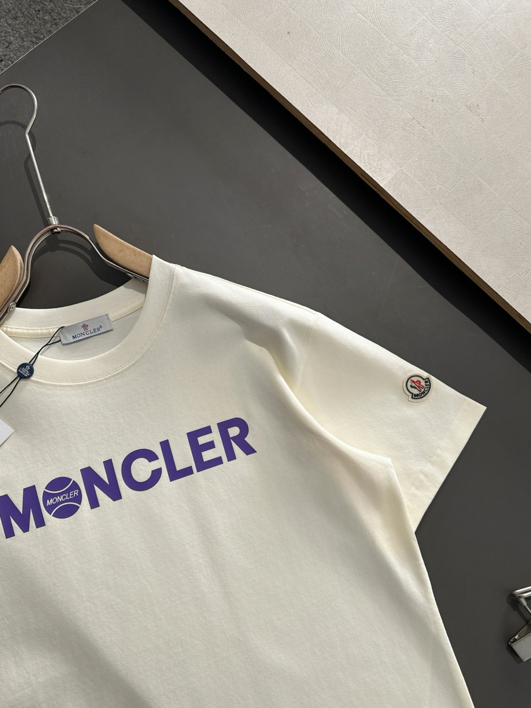  1V  2025SS春夏最新款圆领时尚短袖T恤，官网同步，专柜纯棉面料！贴肤舒适，耐看又好穿，经典简约