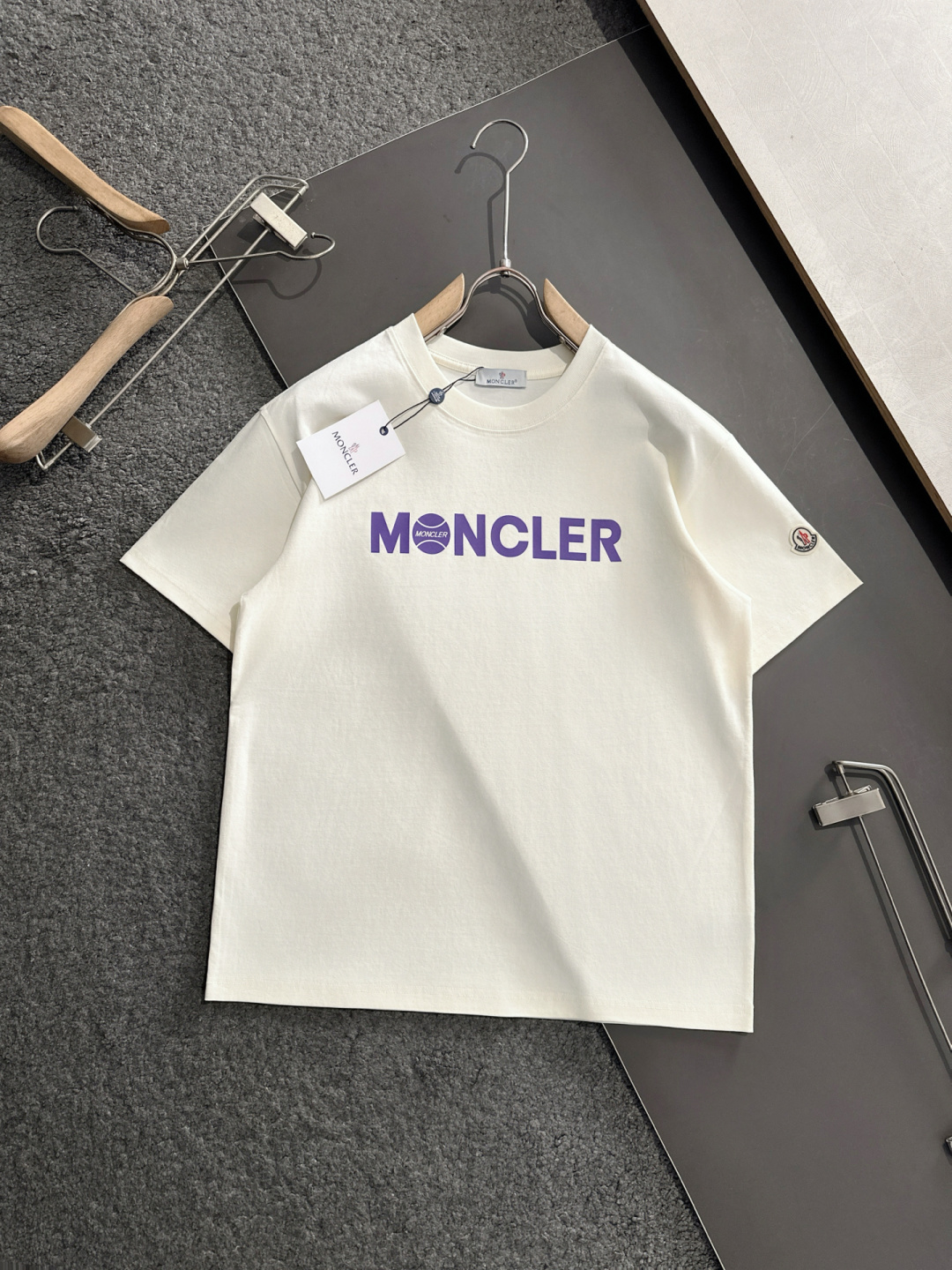  1V  2025SS春夏最新款圆领时尚短袖T恤，官网同步，专柜纯棉面料！贴肤舒适，耐看又好穿，经典简约