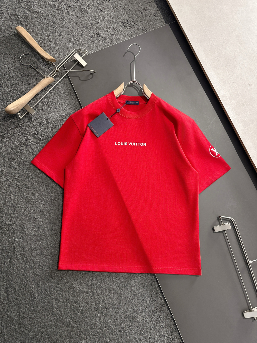 NO:125315,1V 2025SS Spring and Summer latest round neck fashionable short-sleeved T-shirt, synchronized on the official website, and private cotton fabric for the counter!  Comfortable skin, durable and easy to wear, classic simple logo design, original factory craftsmanship, must-have items for handsome men. Number of numbers M-XXL (large), T-shirt,tees, t-shirt,alexander wang198609091V 2025SS春夏最新款圆领时尚短袖T恤,官网同步,专柜纯棉面料！贴肤舒适,耐看又好穿,经典简约logo设计,原厂工艺一丝不苟,型男必备单品 码数M-XXL（偏大）,,T-shirt,tees，t-shirt,alexander wang,Men's clothing