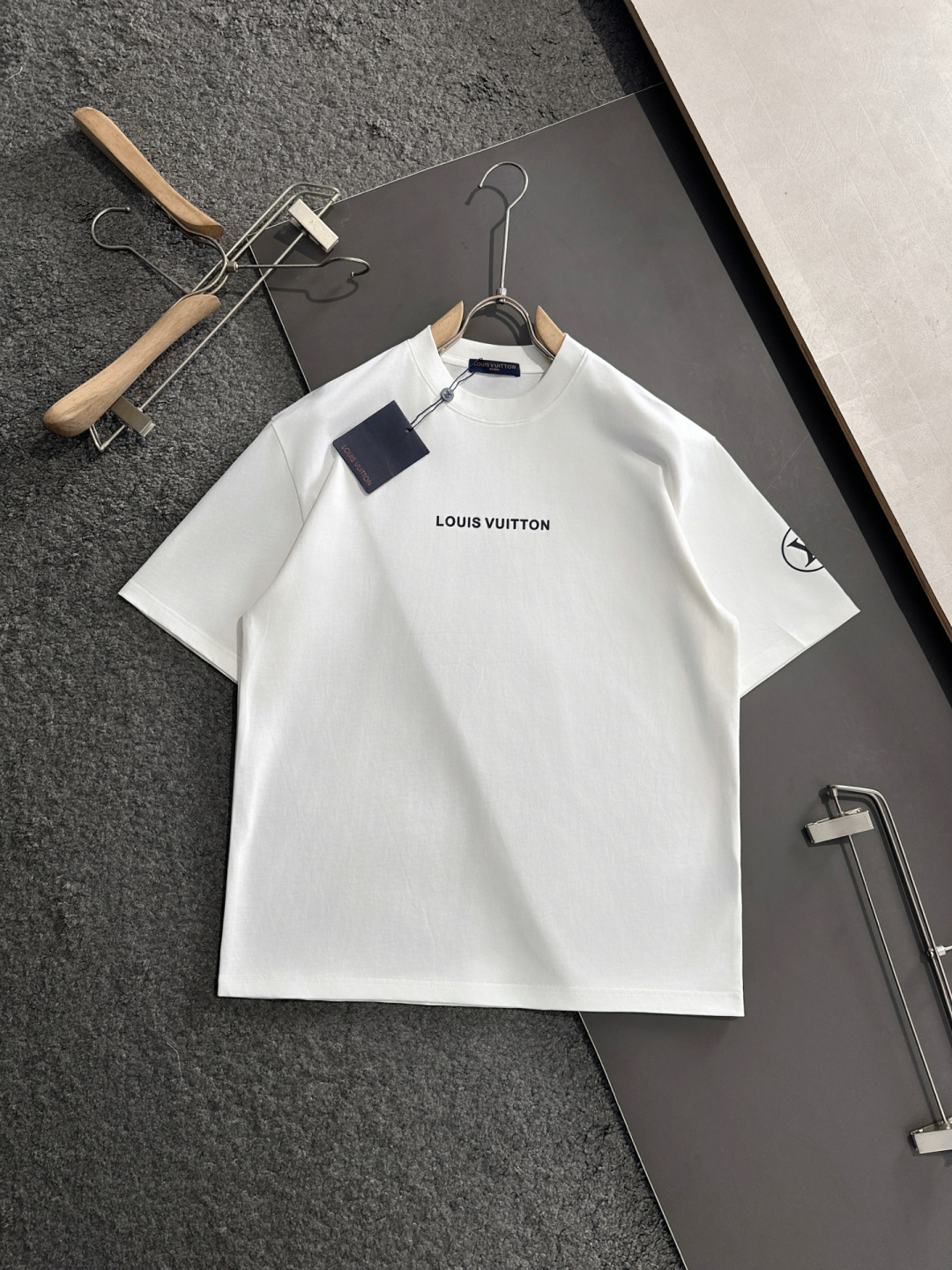 NO:136759,1V SS spring and summer latest round neck fashionable short-sleeved T-shirt, synchronized on the official website, and private cotton fabric for the counter!  Comfortable skin, durable and easy to wear, classic simple logo design, original factory craftsmanship, must-have items for handsome men. Number of numbers M-XXL (large), T-shirt,tees, t-shirt,alexander wang198609091V SS春夏最新款圆领时尚短袖T恤,官网同步,专柜纯棉面料！贴肤舒适,耐看又好穿,经典简约logo设计,原厂工艺一丝不苟,型男必备单品 码数M-XXL（偏大）,,T-shirt,tees，t-shirt,alexander wang,Men's clothing