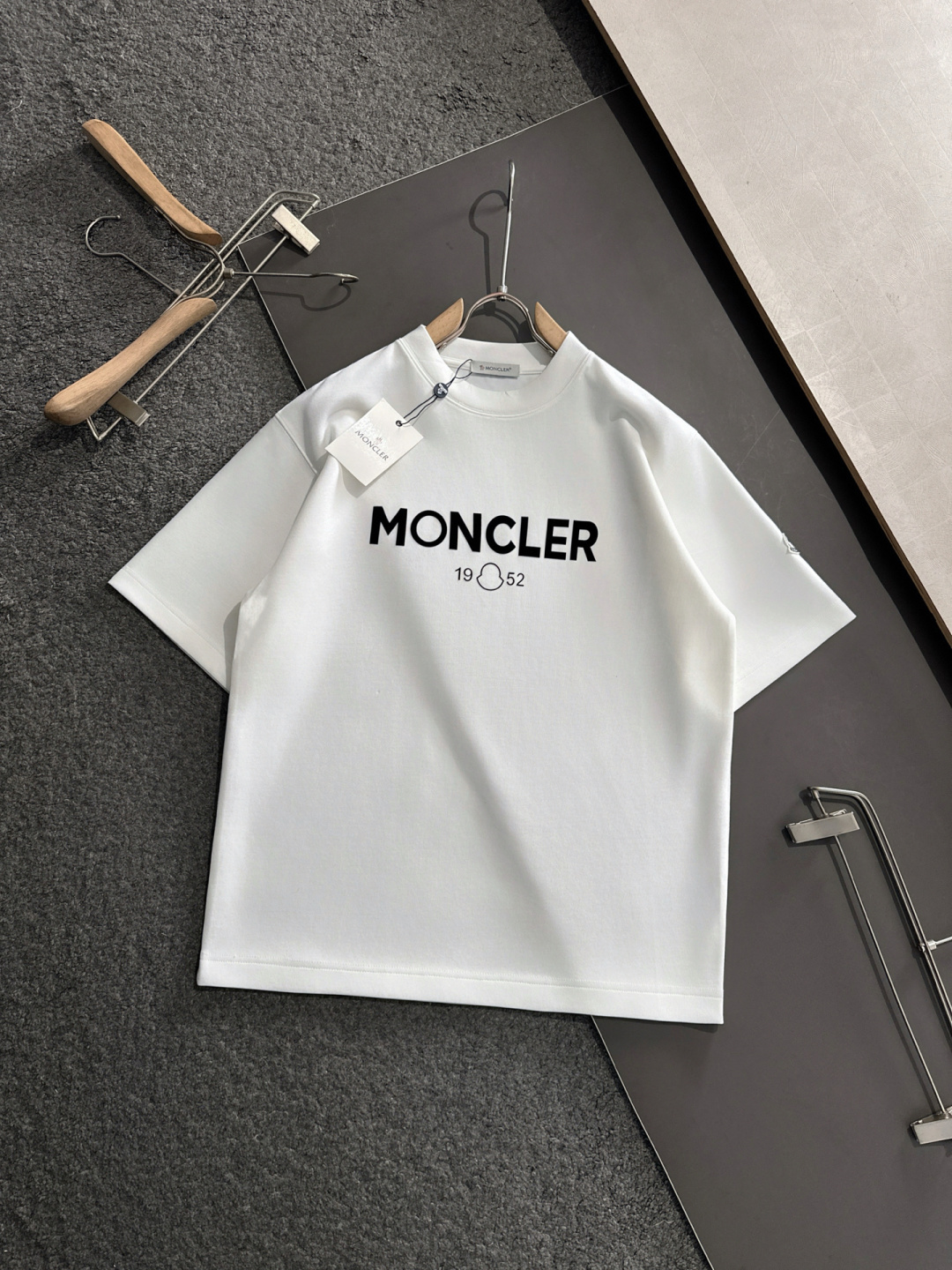 NO:125312,MON 2025SS spring and summer latest round neck fashionable short-sleeved T-shirt, synchronized on the official website, and private cotton fabric for the counter!  Comfortable skin, durable and easy to wear, classic simple logo design, original factory craftsmanship, must-have items for handsome men. Number of numbers M-XXL (large), T-shirt,tees, t-shirt,alexander wang19860909MON 2025SS春夏最新款圆领时尚短袖T恤,官网同步,专柜纯棉面料！贴肤舒适,耐看又好穿,经典简约logo设计,原厂工艺一丝不苟,型男必备单品 码数M-XXL（偏大）,,T-shirt,tees，t-shirt,alexander wang,Men's clothing