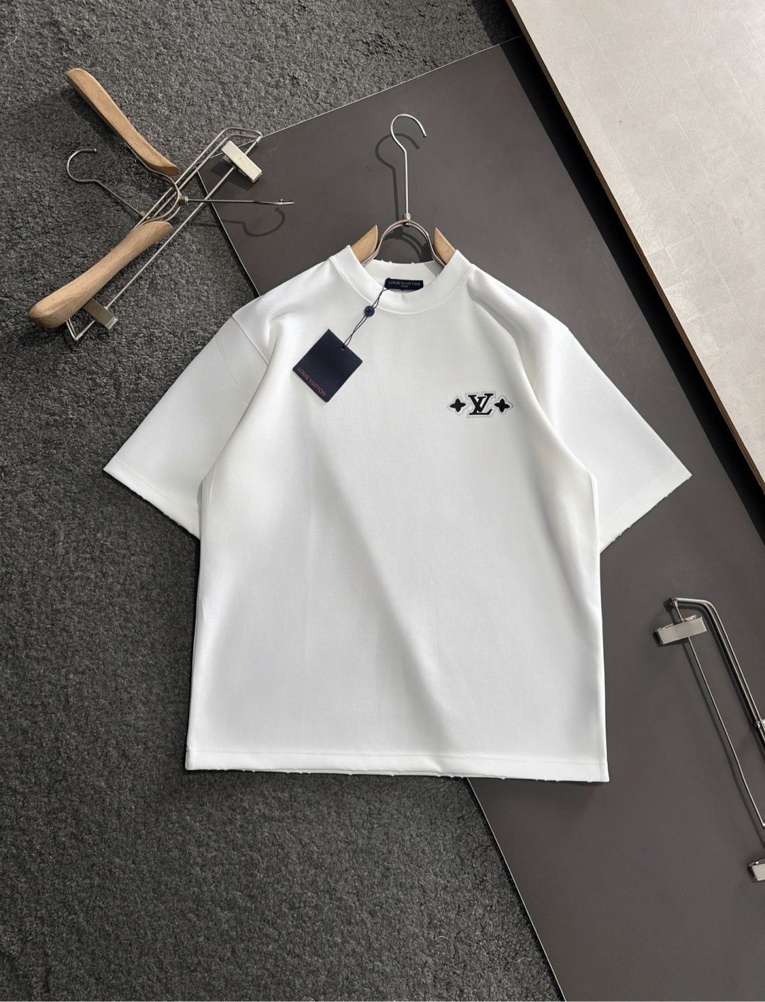 NO:124289,1V 2025SS Spring and Summer latest round neck fashionable short-sleeved T-shirt, synchronized on the official website, and private cotton fabric for the counter!  Comfortable skin, durable and easy to wear, classic simple logo design, original factory craftsmanship, must-have items for handsome men. Number of numbers M-XXL (large), T-shirt,tees, t-shirt,alexander wang198609091V 2025SS春夏最新款圆领时尚短袖T恤,官网同步,专柜纯棉面料！贴肤舒适,耐看又好穿,经典简约logo设计,原厂工艺一丝不苟,型男必备单品 码数M-XXL（偏大）,,T-shirt,tees，t-shirt,alexander wang,Men's clothing