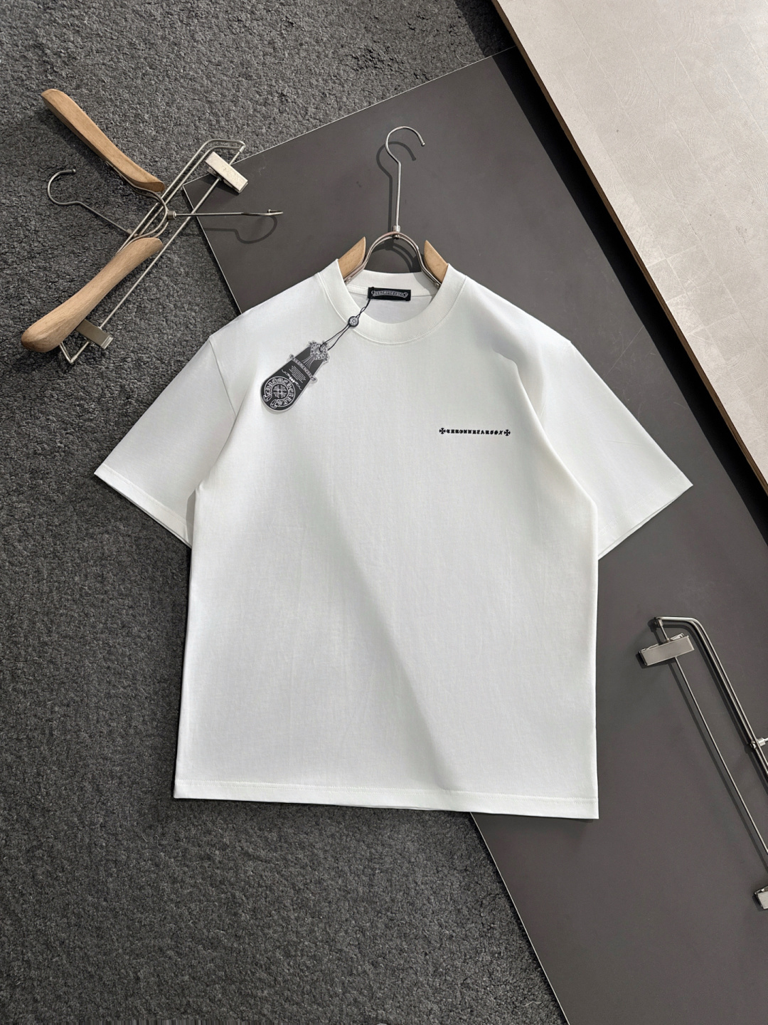 NO:125335,CH 2025SS spring and summer latest round neck fashionable short-sleeved T-shirt, synchronized on the official website, and private cotton fabric for the counter!  Comfortable skin, durable and easy to wear, classic simple logo design, original factory craftsmanship, must-have items for handsome men. Number of numbers M-XXL (large), T-shirt,tees, t-shirt,alexander wang19860909CH 2025SS春夏最新款圆领时尚短袖T恤,官网同步,专柜纯棉面料！贴肤舒适,耐看又好穿,经典简约logo设计,原厂工艺一丝不苟,型男必备单品 码数M-XXL（偏大）,,T-shirt,tees，t-shirt,alexander wang,Men's clothing