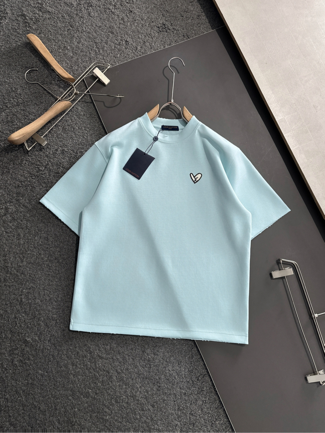 NO:124295,1V 2025SS Spring and Summer latest round neck fashionable short-sleeved T-shirt, synchronized on the official website, and private cotton fabric for the counter!  Comfortable skin, durable and easy to wear, classic simple logo design, original factory craftsmanship, must-have items for handsome men. Number of numbers M-XXL (large), T-shirt,tees, t-shirt,alexander wang198609091V 2025SS春夏最新款圆领时尚短袖T恤,官网同步,专柜纯棉面料！贴肤舒适,耐看又好穿,经典简约logo设计,原厂工艺一丝不苟,型男必备单品 码数M-XXL（偏大）,,T-shirt,tees，t-shirt,alexander wang,Men's clothing