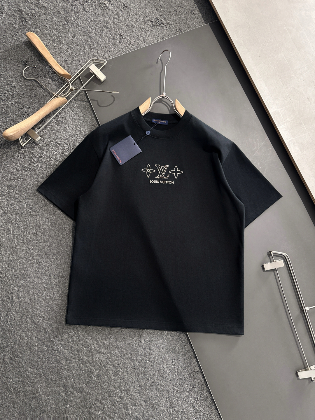 NO:128933,1V 2025SS Spring and Summer latest round neck fashionable short-sleeved T-shirt, synchronized on the official website, and private cotton fabric for the counter!  Comfortable skin, durable and easy to wear, classic simple logo design, original factory craftsmanship, must-have items for handsome men. Number of numbers M-XXL (large), T-shirt,tees, t-shirt,alexander wang198609091V 2025SS春夏最新款圆领时尚短袖T恤,官网同步,专柜纯棉面料！贴肤舒适,耐看又好穿,经典简约logo设计,原厂工艺一丝不苟,型男必备单品 码数M-XXL（偏大）,,T-shirt,tees，t-shirt,alexander wang,Men's clothing