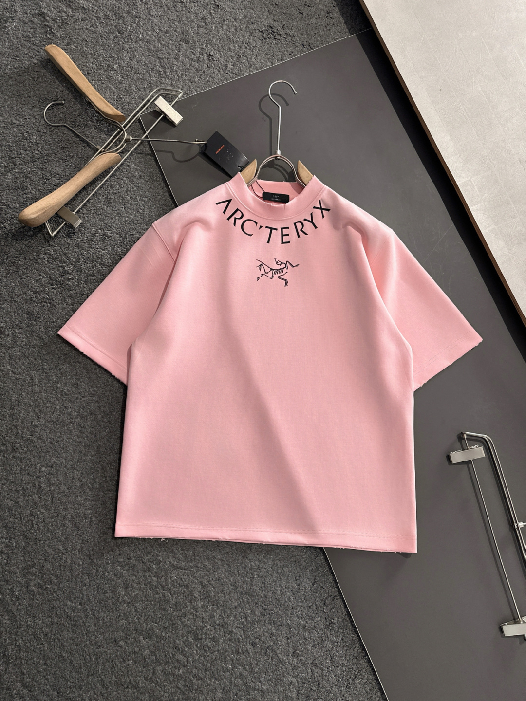 NO:128931,ARC 2025SS spring and summer latest round neck fashionable short-sleeved T-shirt, synchronized on the official website, and private cotton fabric for the counter!  Comfortable skin, durable and easy to wear, classic simple logo design, original factory craftsmanship, must-have items for handsome men. Number of numbers M-XXL (large), T-shirt,tees, t-shirt,alexander wang19860909ARC 2025SS春夏最新款圆领时尚短袖T恤,官网同步,专柜纯棉面料！贴肤舒适,耐看又好穿,经典简约logo设计,原厂工艺一丝不苟,型男必备单品 码数M-XXL（偏大）,,T-shirt,tees，t-shirt,alexander wang,Men's clothing