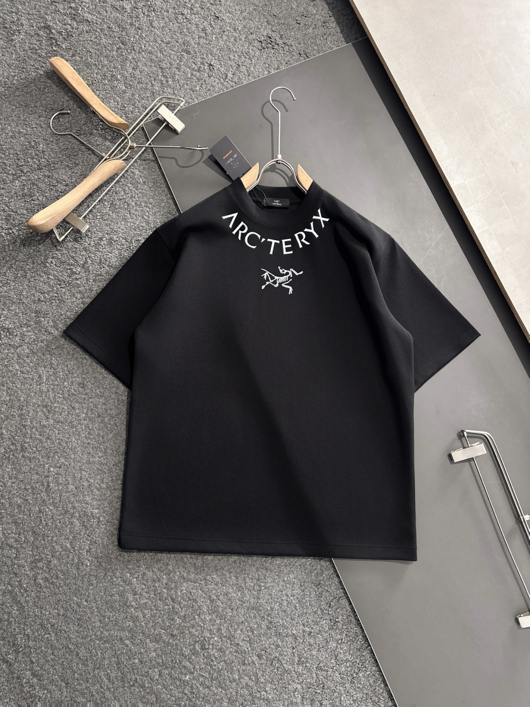 NO:125309,ARC 2025SS spring and summer latest round neck fashionable short-sleeved T-shirt, synchronized on the official website, and private cotton fabric for the counter!  Comfortable skin, durable and easy to wear, classic simple logo design, original factory craftsmanship, must-have items for handsome men. Number of numbers M-XXL (large), T-shirt,tees, t-shirt,alexander wang19860909ARC 2025SS春夏最新款圆领时尚短袖T恤,官网同步,专柜纯棉面料！贴肤舒适,耐看又好穿,经典简约logo设计,原厂工艺一丝不苟,型男必备单品 码数M-XXL（偏大）,,T-shirt,tees，t-shirt,alexander wang,Men's clothing