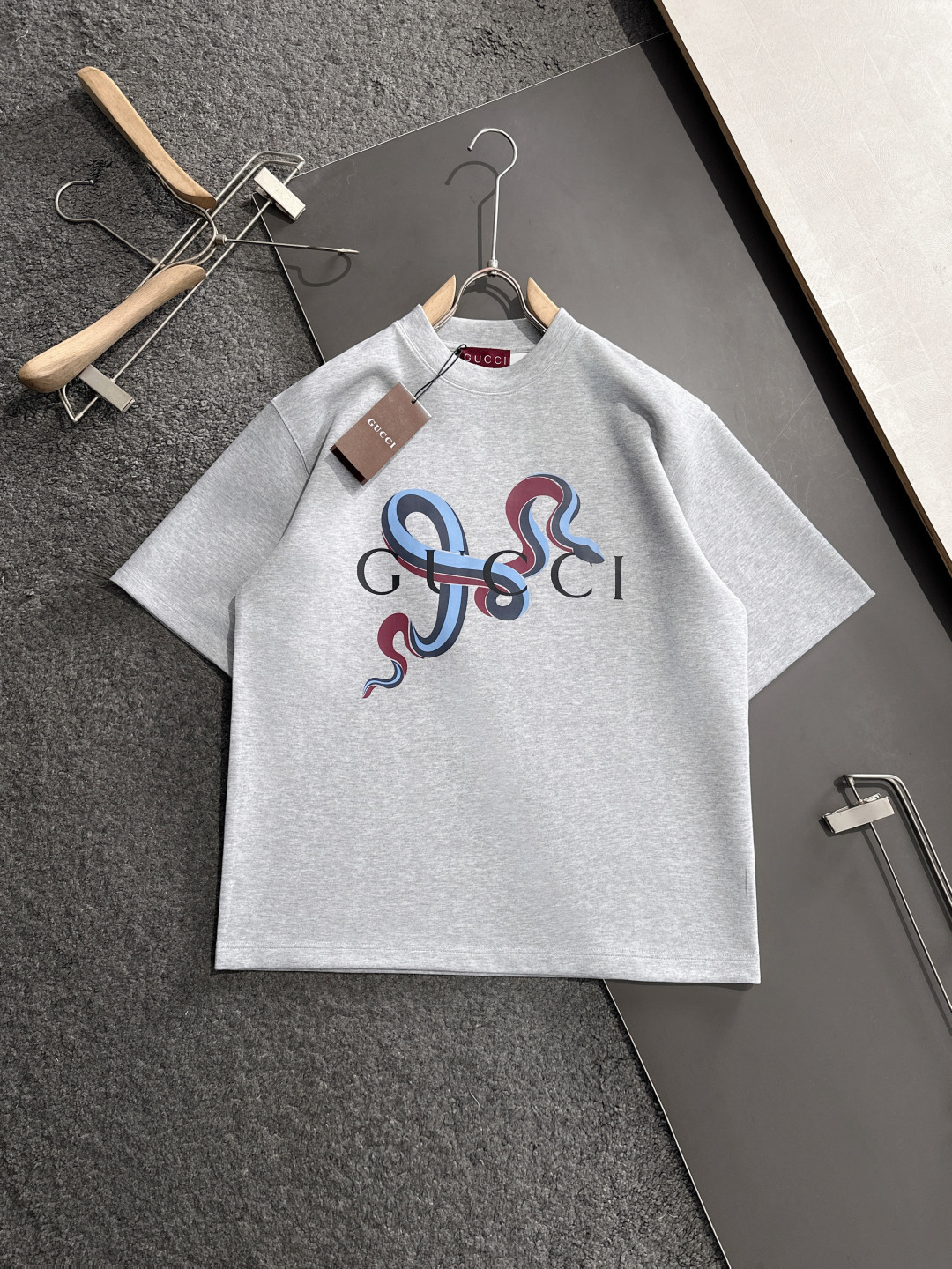 NO:128916,GUC 2025SS spring and summer latest round neck fashionable short-sleeved T-shirt, synchronized on the official website, and private cotton fabric for the counter!  Comfortable skin, durable and easy to wear, classic simple logo design, original factory craftsmanship, must-have items for handsome men. Number of codes M-XXL (large), gucci, T-shirt,tees, t-shirt,alexander wang19860909GUC 2025SS春夏最新款圆领时尚短袖T恤,官网同步,专柜纯棉面料！贴肤舒适,耐看又好穿,经典简约logo设计,原厂工艺一丝不苟,型男必备单品 码数M-XXL（偏大）,,gucci,T-shirt,tees，t-shirt,alexander wang,Men's clothing