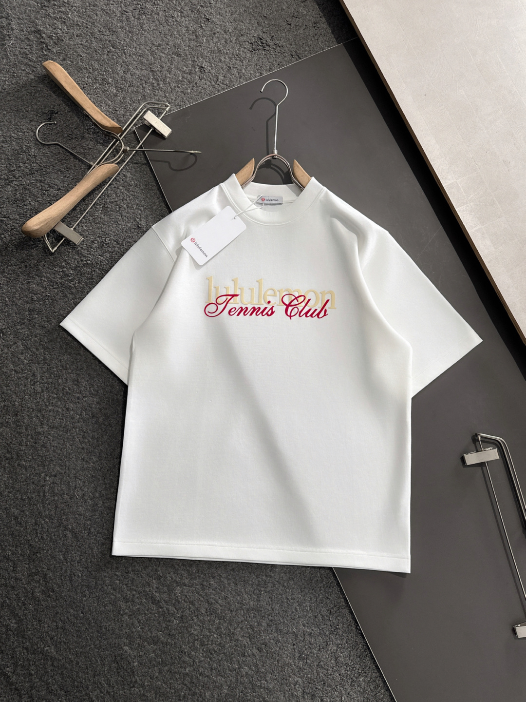 NO:128930,LULU 2025SS spring and summer latest round neck fashionable short-sleeved T-shirt, synchronized on the official website, and private cotton fabric for the counter!  Comfortable skin, durable and easy to wear, classic simple logo design, original factory craftsmanship, must-have items for handsome men. Number of numbers M-XXL (large), T-shirt,tees, t-shirt,alexander wang19860909LULU 2025SS春夏最新款圆领时尚短袖T恤,官网同步,专柜纯棉面料！贴肤舒适,耐看又好穿,经典简约logo设计,原厂工艺一丝不苟,型男必备单品 码数M-XXL（偏大）,,T-shirt,tees，t-shirt,alexander wang,Men's clothing