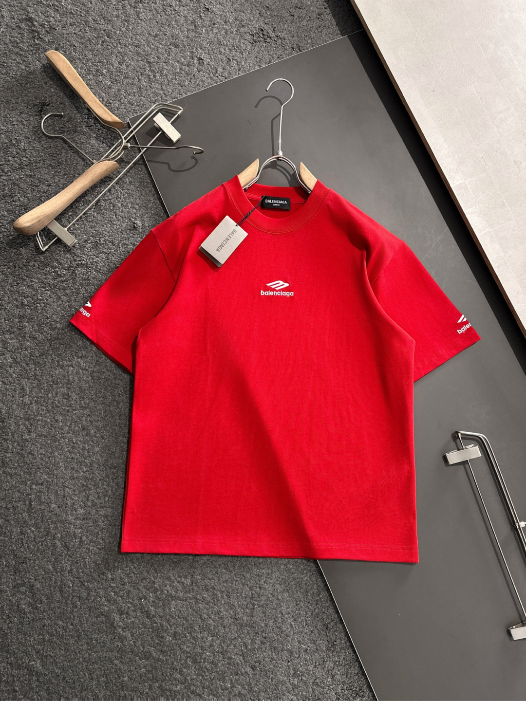 NO:124292,BAL 2025SS spring and summer latest round neck fashionable short-sleeved T-shirt, synchronized on the official website, and private cotton fabric for the counter!  Comfortable skin, durable and easy to wear, classic simple logo design, original factory craftsmanship, must-have items for handsome men. Number of numbers M-XXL (large), T-shirt,tees, t-shirt,alexander wang19860909BAL 2025SS春夏最新款圆领时尚短袖T恤,官网同步,专柜纯棉面料！贴肤舒适,耐看又好穿,经典简约logo设计,原厂工艺一丝不苟,型男必备单品 码数M-XXL（偏大）,,T-shirt,tees，t-shirt,alexander wang,Men's clothing