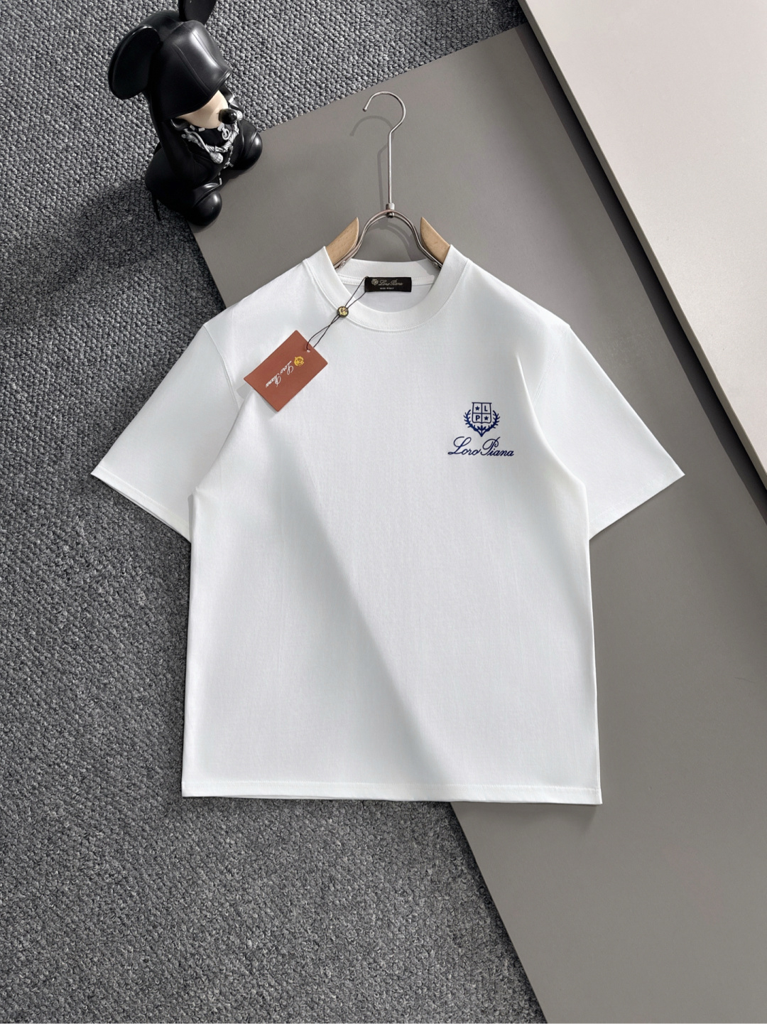 NO:509622,The latest short-sleeved T-shirt in 2025ss Spring and Summer is shipped!  !  2025 new T-shirt, high-grade special fabric, high gram weight (260g) pure cotton fabric, comfortable upper body without losing width, stitching embroidery, digital printing, flocking technology, men and women, loose style, fine workmanship and wiring, comfortable upper body, super handsome upper body, men and women, same M-3XL (slightly wide version),, T-shirt,tees, t-shirt,alexander wang198609092025ss春夏最新款短袖T恤出货啦！！ 2025新款T恤 高版本专用面料 高克重（260g）纯棉面料 上身舒适不失挺阔 针脚刺绣工艺、数字印花、植绒工艺,男女同款 宽松版型 做工走线精细 面料上身舒适 超帅上身 男女同款M-3XL（版型微阔）,,T-shirt,tees，t-shirt,alexander wang,Men's clothing