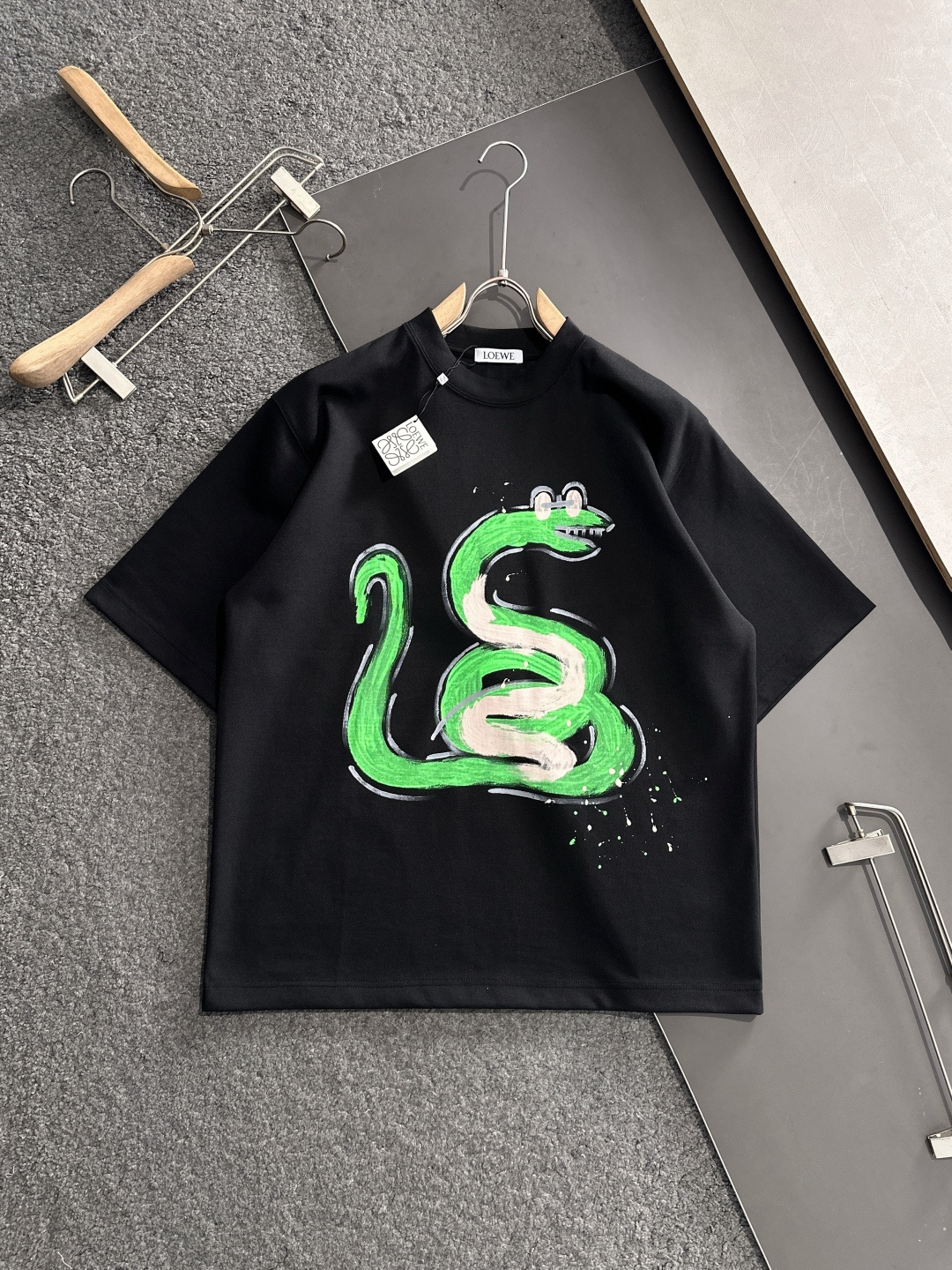 NO:124300,LOW 2025SS Spring and Summer latest round neck fashionable short-sleeved T-shirt, synchronized on the official website, and private cotton fabric for the counter!  Comfortable skin, durable and easy to wear, classic simple logo design, original factory craftsmanship, must-have items for handsome men. Number of numbers M-XXL (large), T-shirt,tees, t-shirt,alexander wang19860909LOW 2025SS春夏最新款圆领时尚短袖T恤,官网同步,专柜纯棉面料！贴肤舒适,耐看又好穿,经典简约logo设计,原厂工艺一丝不苟,型男必备单品 码数M-XXL（偏大）,,T-shirt,tees，t-shirt,alexander wang,Men's clothing