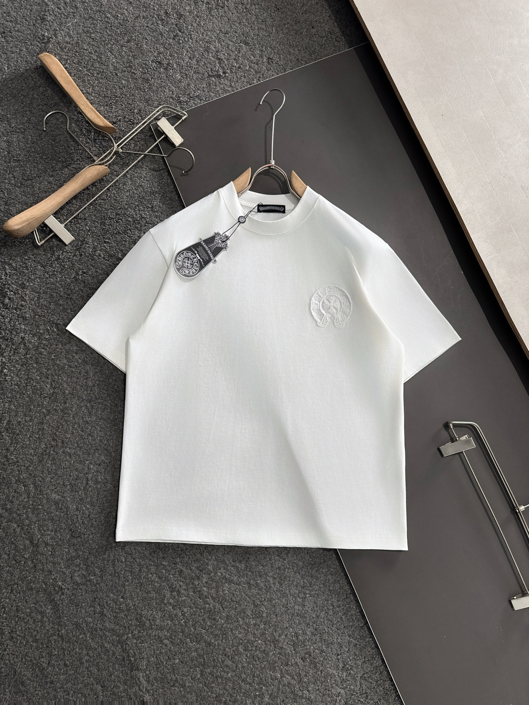 NO:124298,CH 2025SS spring and summer latest round neck fashionable short-sleeved T-shirt, synchronized on the official website, and private cotton fabric for the counter!  Comfortable skin, durable and easy to wear, classic simple logo design, original factory craftsmanship, must-have items for handsome men. Number of numbers M-XXL (large), T-shirt,tees, t-shirt,alexander wang19860909CH 2025SS春夏最新款圆领时尚短袖T恤,官网同步,专柜纯棉面料！贴肤舒适,耐看又好穿,经典简约logo设计,原厂工艺一丝不苟,型男必备单品 码数M-XXL（偏大）,,T-shirt,tees，t-shirt,alexander wang,Men's clothing