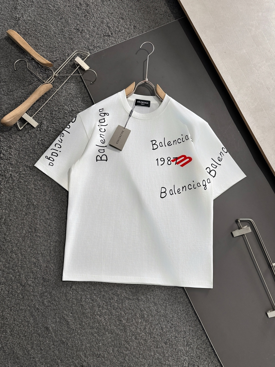 NO:124286,BAL 2025SS spring and summer latest round neck fashionable short-sleeved T-shirt, synchronized on the official website, and private cotton fabric for the counter!  Comfortable skin, durable and easy to wear, classic simple logo design, original factory craftsmanship, must-have items for handsome men. Number of numbers M-XXL (large), T-shirt,tees, t-shirt,alexander wang19860909BAL 2025SS春夏最新款圆领时尚短袖T恤,官网同步,专柜纯棉面料！贴肤舒适,耐看又好穿,经典简约logo设计,原厂工艺一丝不苟,型男必备单品 码数M-XXL（偏大）,,T-shirt,tees，t-shirt,alexander wang,Men's clothing