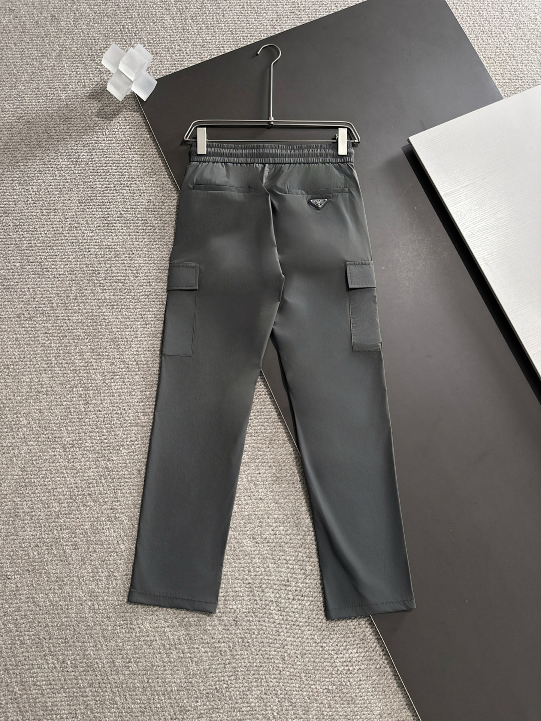   PRADA 🇫🇷2025新款休闲裤！官网同步发售。品牌经典LOGO休闲裤，定制面料，舒适度极好，手触